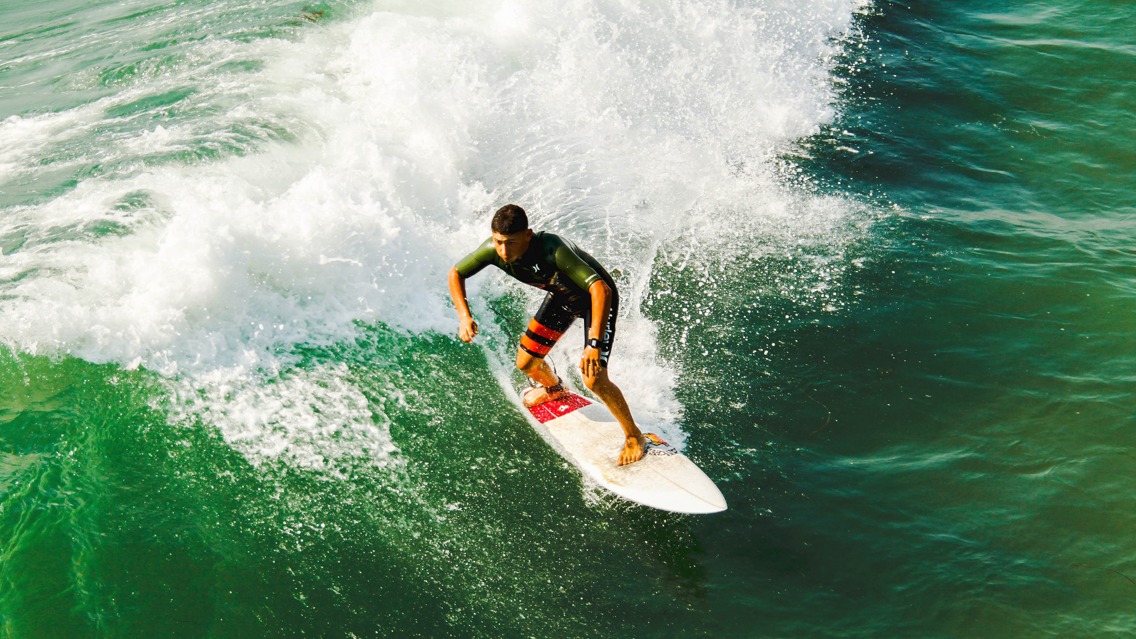 字母哥狂轰40+15打穿防线，老鹰窒息防守令恩比德黯然失色